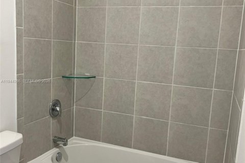 Townhouse in Miami, Florida 3 bedrooms, 157.47 sq.m. № 2001579 - photo 10