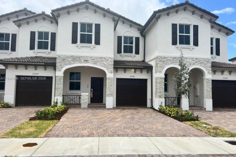 Townhouse in Miami, Florida 3 bedrooms, 157.47 sq.m. № 2001579