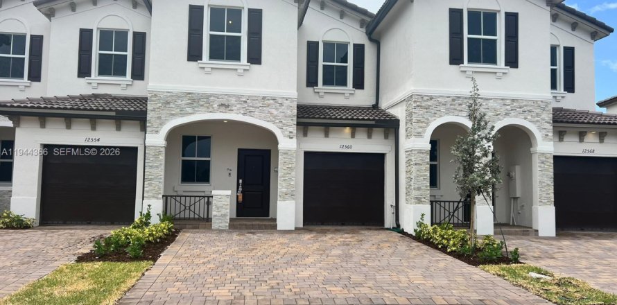 Townhouse in Miami, Florida 3 bedrooms, 157.47 sq.m. № 2001579