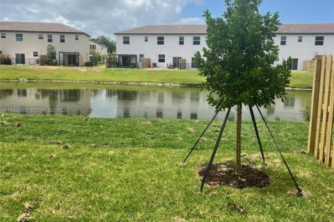 Townhouse in Miami, Florida 3 bedrooms, 157.47 sq.m. № 2001579 - photo 8