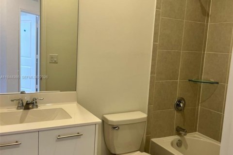 Townhouse in Miami, Florida 3 bedrooms, 157.47 sq.m. № 2001579 - photo 11