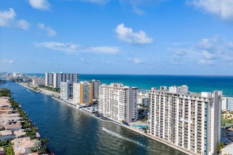 Condo in Hollywood, Florida, 2 bedrooms  № 2068045 - photo 18