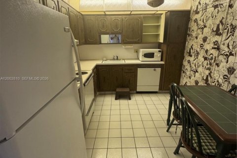 Condo in Hollywood, Florida, 2 bedrooms  № 2068045 - photo 9