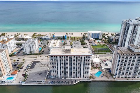 Condo in Hollywood, Florida, 2 bedrooms  № 2068045 - photo 2