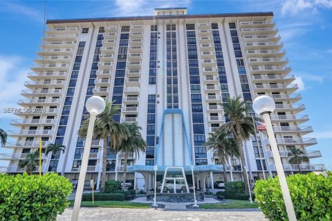 Condo in Hollywood, Florida, 2 bedrooms  № 2068045 - photo 3