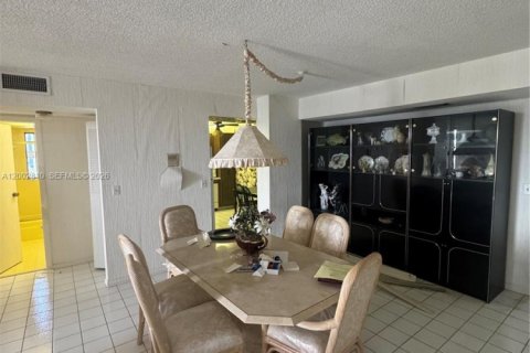 Condo in Hollywood, Florida, 2 bedrooms  № 2068045 - photo 8