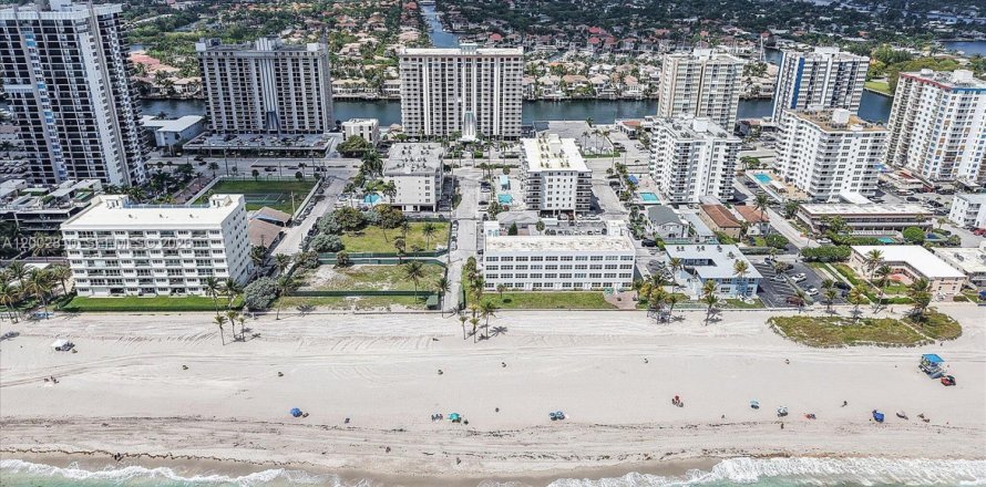 Condo in Hollywood, Florida, 2 bedrooms  № 2068045