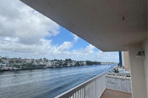 Condo in Hollywood, Florida, 2 bedrooms  № 2068045 - photo 16