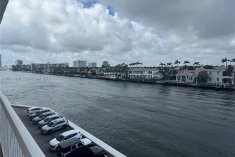 Condo in Hollywood, Florida, 2 bedrooms  № 2068045 - photo 17