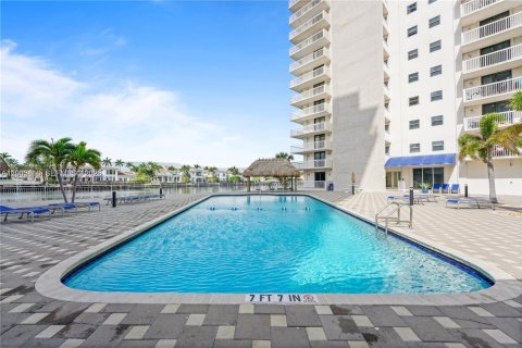 Condo in Hollywood, Florida, 2 bedrooms  № 2068045 - photo 4