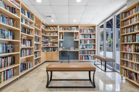 Condo in Hollywood, Florida, 2 bedrooms  № 2068045 - photo 20