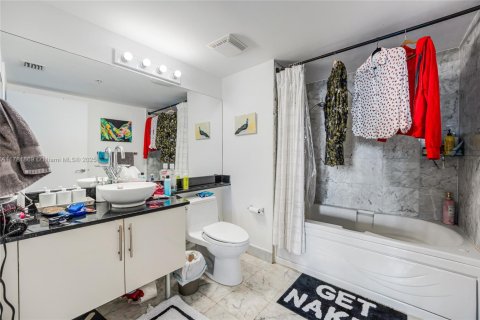 Condo in Miami, Florida, 1 bedroom  № 1868686 - photo 17