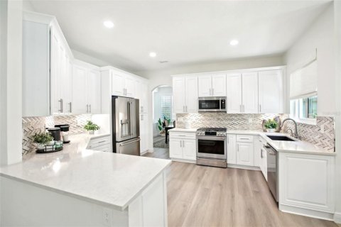 House in Tampa, Florida 6 bedrooms, 302.68 sq.m. № 1679739 - photo 9