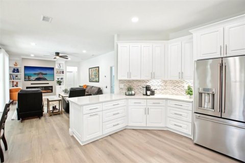 House in Tampa, Florida 6 bedrooms, 302.68 sq.m. № 1679739 - photo 10