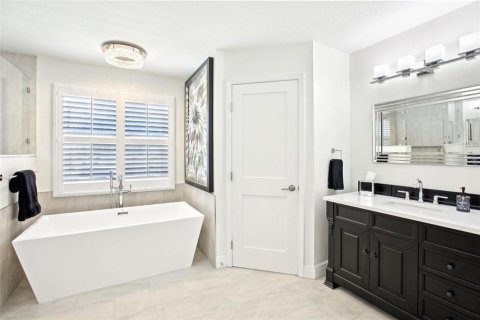 House in Tampa, Florida 6 bedrooms, 302.68 sq.m. № 1679739 - photo 19