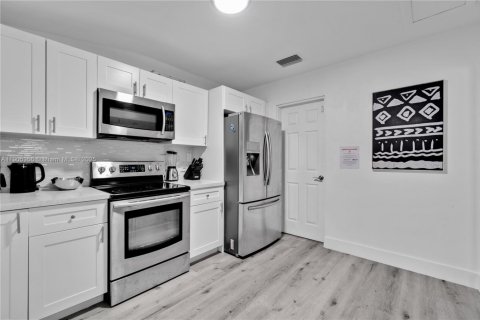 Villa ou maison à louer à Hollywood, Floride: 6 chambres, 142.7 m2 № 1956147 - photo 10