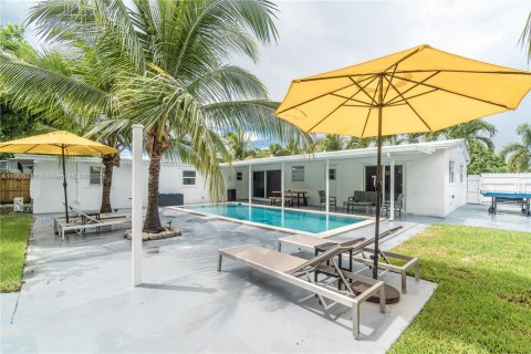 Villa ou maison à louer à Hollywood, Floride: 6 chambres, 142.7 m2 № 1956147 - photo 1