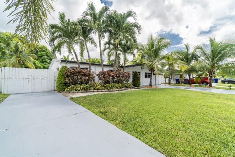 Villa ou maison à louer à Hollywood, Floride: 6 chambres, 142.7 m2 № 1956147 - photo 17