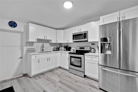 Villa ou maison à louer à Hollywood, Floride: 6 chambres, 142.7 m2 № 1956147 - photo 9