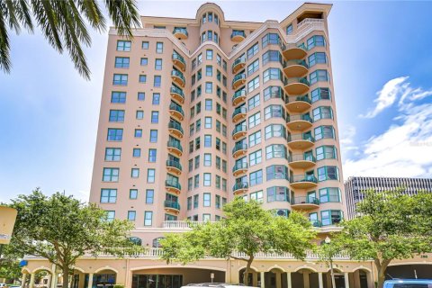 Condo in Saint Petersburg, Florida, 3 bedrooms  № 1808055 - photo 1