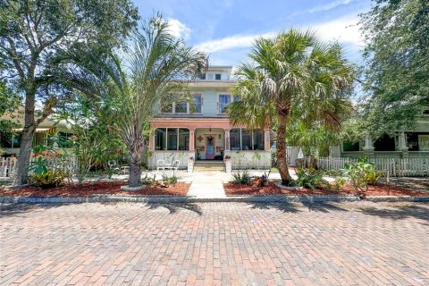 Commercial property in Saint Petersburg, Florida 9 bedrooms, 297.57 sq.m. № 1386568 - photo 3