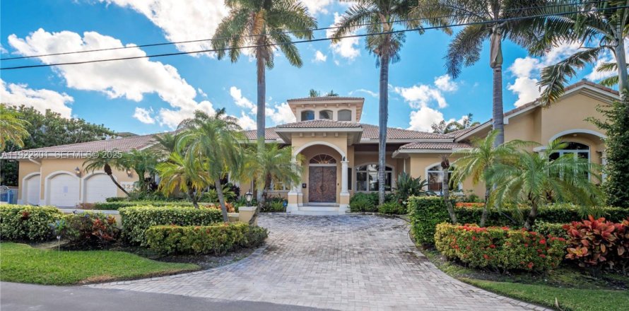 Casa en North Miami Beach, Florida 4 dormitorios, 395.48 m2 № 2019098