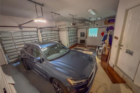 Casa en venta en North Miami Beach, Florida, 4 dormitorios, 395.48 m2 № 2019098 - foto 12
