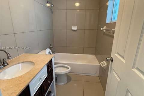 House in Miami, Florida 3 bedrooms, 139.35 sq.m. № 1992741 - photo 4