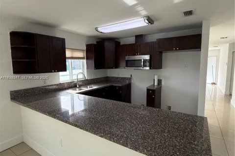 House in Miami, Florida 3 bedrooms, 139.35 sq.m. № 1992741 - photo 2