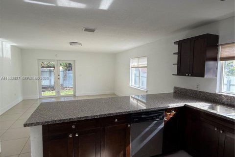 House in Miami, Florida 3 bedrooms, 139.35 sq.m. № 1992741 - photo 3