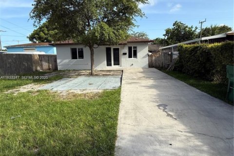 House in Miami, Florida 3 bedrooms, 139.35 sq.m. № 1992741 - photo 1