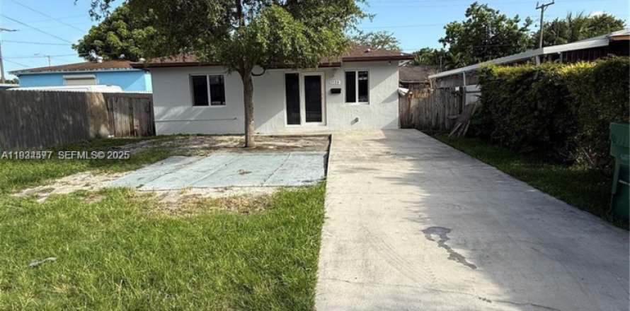 House in Miami, Florida 3 bedrooms, 139.35 sq.m. № 1992741