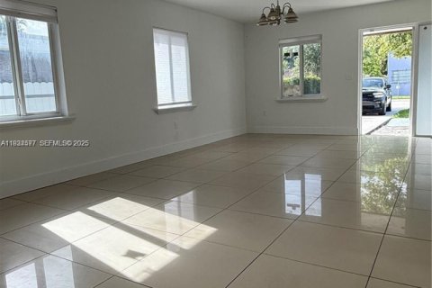 House in Miami, Florida 3 bedrooms, 139.35 sq.m. № 1992741 - photo 5