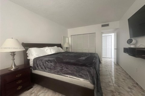 Condominio en alquiler en Hallandale Beach, Florida, 1 dormitorio, 74.14 m2 № 1952086 - foto 12