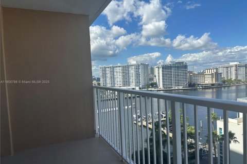Condominio en alquiler en Hallandale Beach, Florida, 1 dormitorio, 74.14 m2 № 1952086 - foto 17