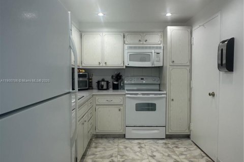 Condominio en alquiler en Hallandale Beach, Florida, 1 dormitorio, 74.14 m2 № 1952086 - foto 11