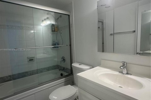 Condominio en alquiler en Hallandale Beach, Florida, 1 dormitorio, 74.14 m2 № 1952086 - foto 15