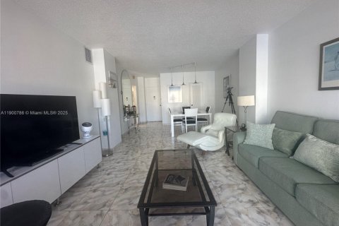 Condominio en alquiler en Hallandale Beach, Florida, 1 dormitorio, 74.14 m2 № 1952086 - foto 9