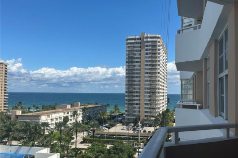 Condominio en alquiler en Hallandale Beach, Florida, 1 dormitorio, 74.14 m2 № 1952086 - foto 1