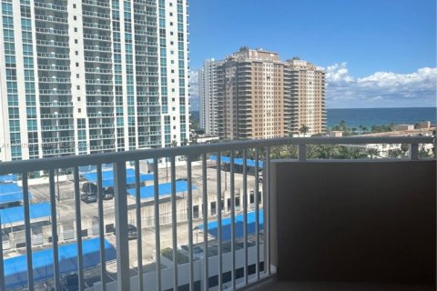 Condominio en alquiler en Hallandale Beach, Florida, 1 dormitorio, 74.14 m2 № 1952086 - foto 16