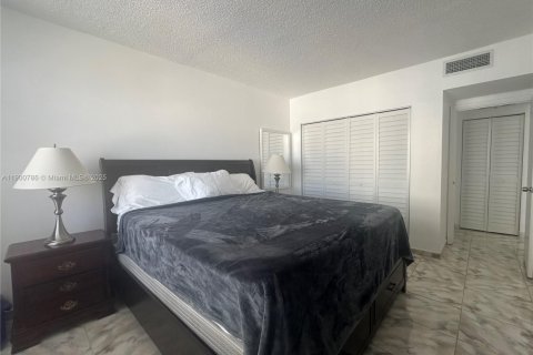 Condominio en alquiler en Hallandale Beach, Florida, 1 dormitorio, 74.14 m2 № 1952086 - foto 14