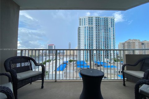 Condominio en alquiler en Hallandale Beach, Florida, 1 dormitorio, 74.14 m2 № 1952086 - foto 3