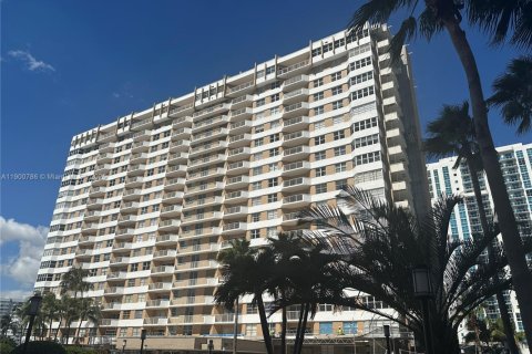 Condominio en alquiler en Hallandale Beach, Florida, 1 dormitorio, 74.14 m2 № 1952086 - foto 18