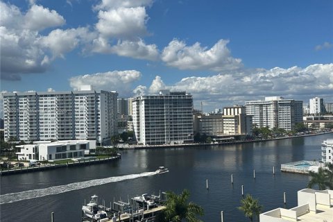 Condominio en alquiler en Hallandale Beach, Florida, 1 dormitorio, 74.14 m2 № 1952086 - foto 2