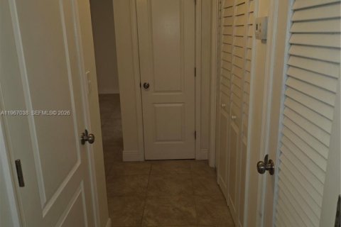 Снять в аренду кондоминиум в Холливуд, Флорида 2 спальни, 123.75м2, № 2028429 - фото 2