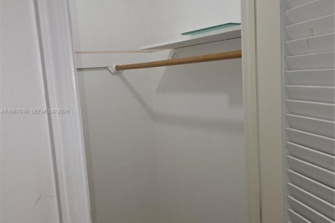 Снять в аренду кондоминиум в Холливуд, Флорида 2 спальни, 123.75м2, № 2028429 - фото 17