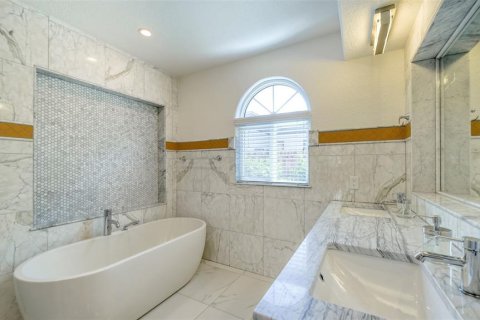 House in Sarasota, Florida 3 bedrooms, 261.43 sq.m. № 252598 - photo 27