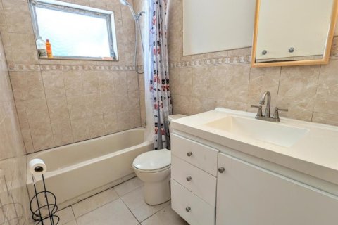 Купить виллу или дом в Уэст-Палм-Бич, Флорида 3 спальни, 84.73м2, № 1221384 - фото 1