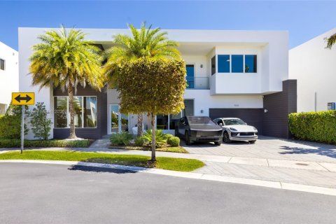 House in Doral, Florida 5 bedrooms, 429.95 sq.m. № 1935772 - photo 3
