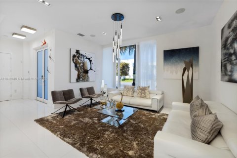 House in Doral, Florida 5 bedrooms, 429.95 sq.m. № 1935772 - photo 6